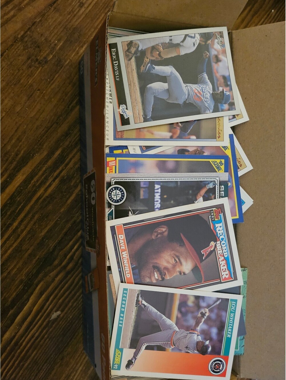 Full box of about 600 MLB baseball cards- Unsorted Rookies, Stars, HOF, Commons